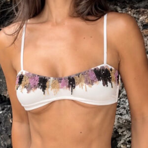 Bikini blanco Liebre de Airavata con canutillos bordados a mano en el top y panty de tiras ajustables.