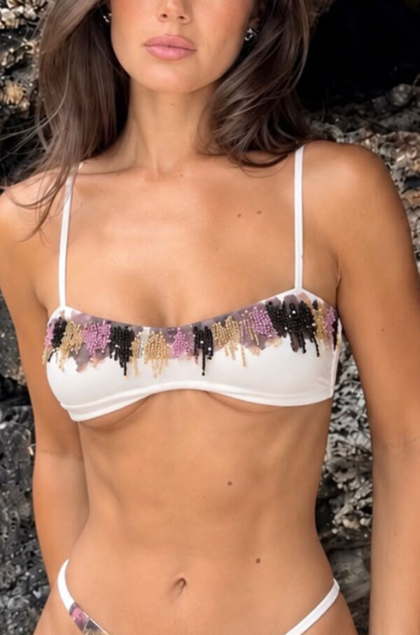 Bikini blanco Liebre de Airavata con canutillos bordados a mano en el top y panty de tiras ajustables.