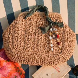 Bolso mini tejido Solé de Airavata con charms decorativos y detalles artesanales.