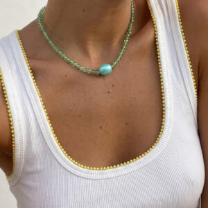 Collar delicado The Beach Strand de Airavata, diseñado para looks de playa y layering de joyas.