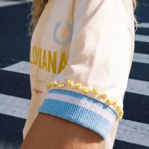 Airavata Colombiana cream oversized jersey in technical recycled fabric styled in a modern city look